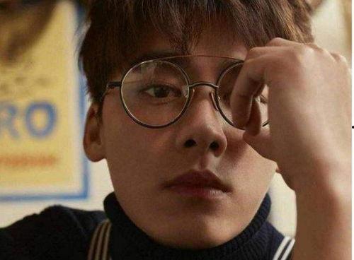 戴眼镜爆料娱乐圈的人是谁